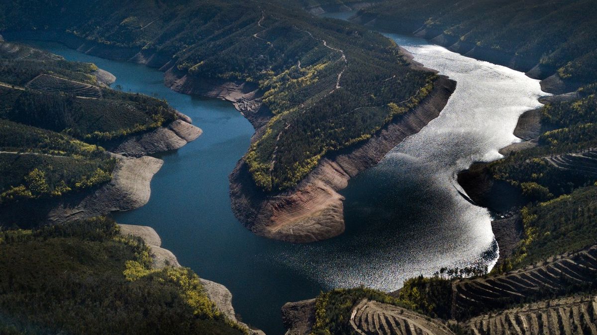 Fotky: Portugalsko drtí sucho. Ze dna přehrady povstala dávno zatopená ves